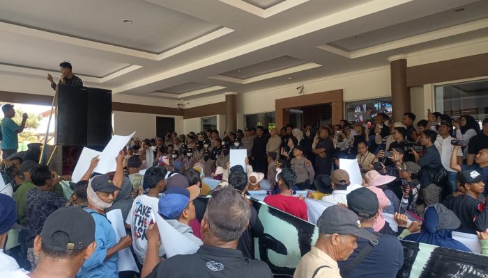 WALHI dan nelayan meminta moratorium izin, pencabutan IUP, serta pemulihan lingkungan