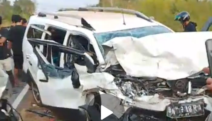 Braakk! Dua Mobil Jenis SUV Tabrakan di Jalan Desa Jeriji-Serdang, Kondisi Ringsek Parah