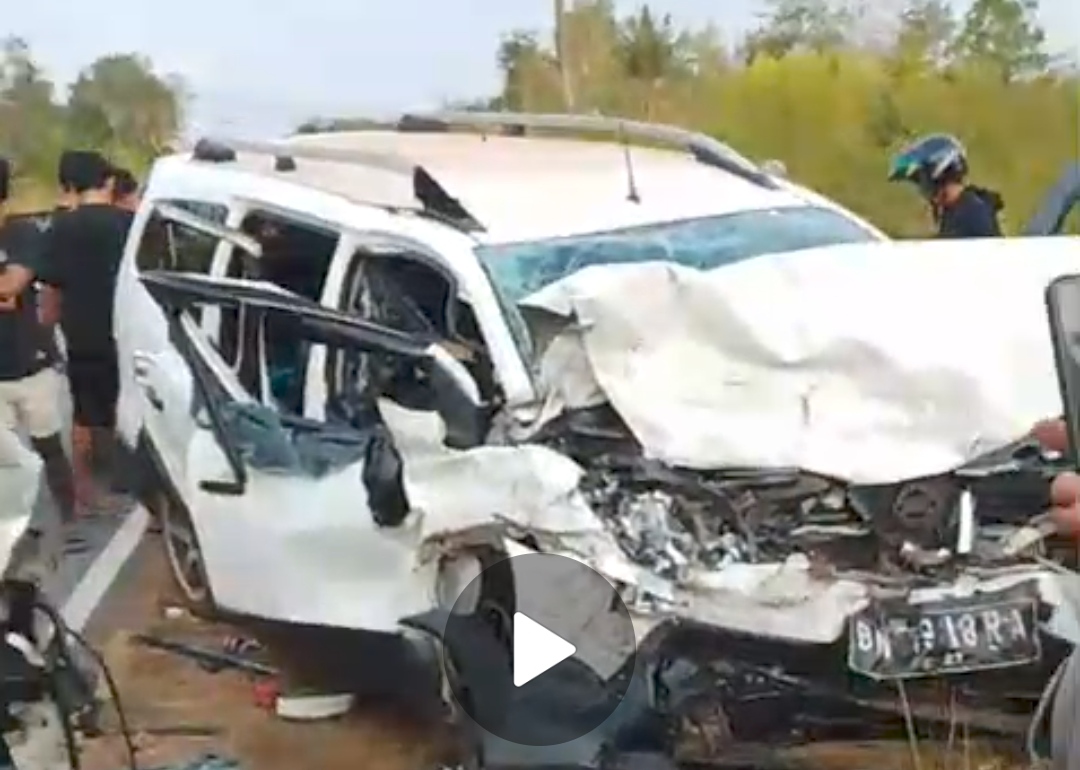 Braakk! Dua Mobil Jenis SUV Tabrakan di Jalan Desa Jeriji-Serdang, Kondisi Ringsek Parah
