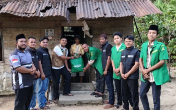 Peduli Lansia, Tim Baher Bersama PR GP Ansor Toboali Bagikan Sembako Door to Door