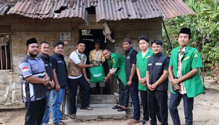 Peduli Lansia, Tim Baher Bersama PR GP Ansor Toboali Bagikan Sembako Door to Door