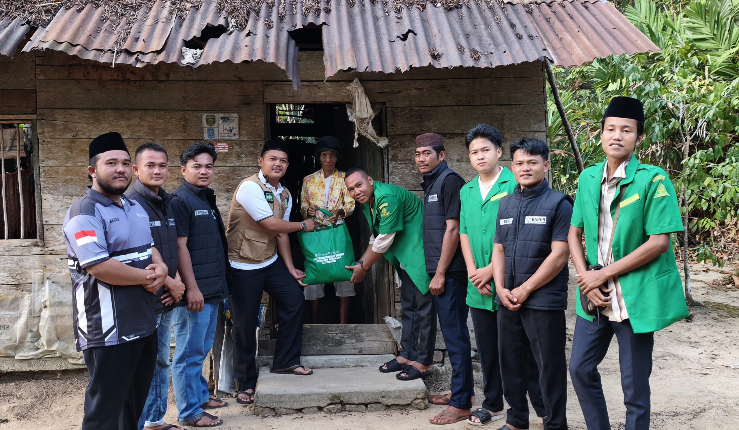 Peduli Lansia, Tim Baher Bersama PR GP Ansor Toboali Bagikan Sembako Door to Door
