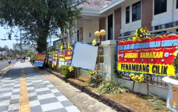 Puluhan Karangan Bunga Berjejer di PN Pangkalpinang, Pesannya: “Mitra Hanya Jalankan Kontrak, Jangan Kriminalisasi”