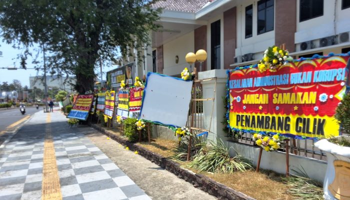 Puluhan Karangan Bunga Berjejer di PN Pangkalpinang, Pesannya: “Mitra Hanya Jalankan Kontrak, Jangan Kriminalisasi”
