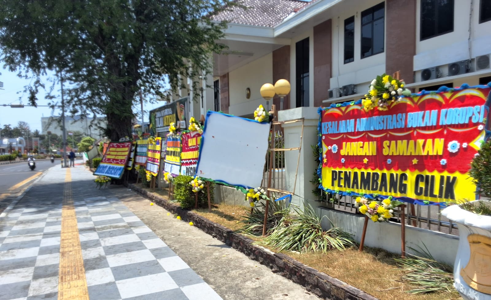 Puluhan Karangan Bunga Berjejer di PN Pangkalpinang, Pesannya: “Mitra Hanya Jalankan Kontrak, Jangan Kriminalisasi”