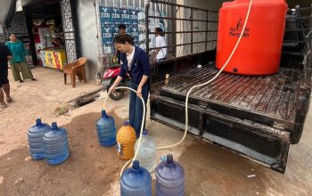 Owner Cozy Mart Bagikan Air Bersih Gratis kepada Warga