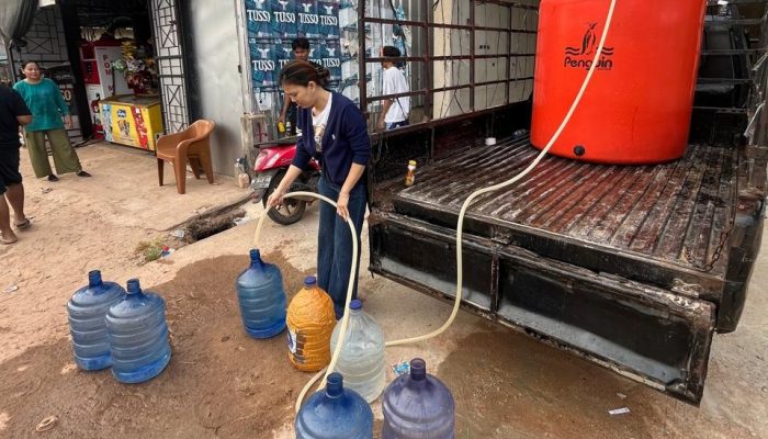 Owner Cozy Mart Bagikan Air Bersih Gratis kepada Warga