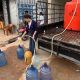 Owner Cozy Mart Bagikan Air Bersih Gratis kepada Warga