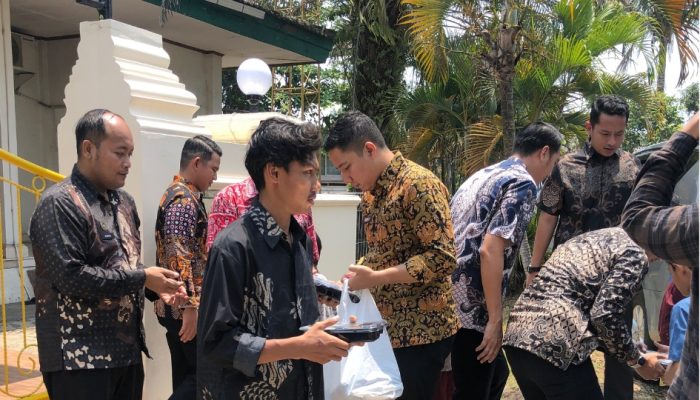 Dibagikan Gratis kepada Warga Imigrasi Berbagi di Cilegon : 200 Paket Makanan Gratis Menyapa Warga dan Jamaah Masjid