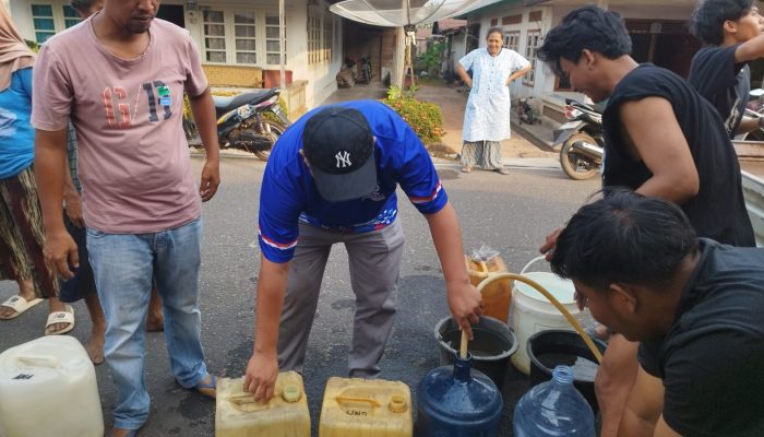 Kemarau Melanda, Anggota DPRD Bangka Selatan Suwandi Distribusikan 50.000 Liter Air Bersih ke Warga