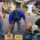 Kemarau Melanda, Anggota DPRD Bangka Selatan Suwandi Distribusikan 50.000 Liter Air Bersih ke Warga