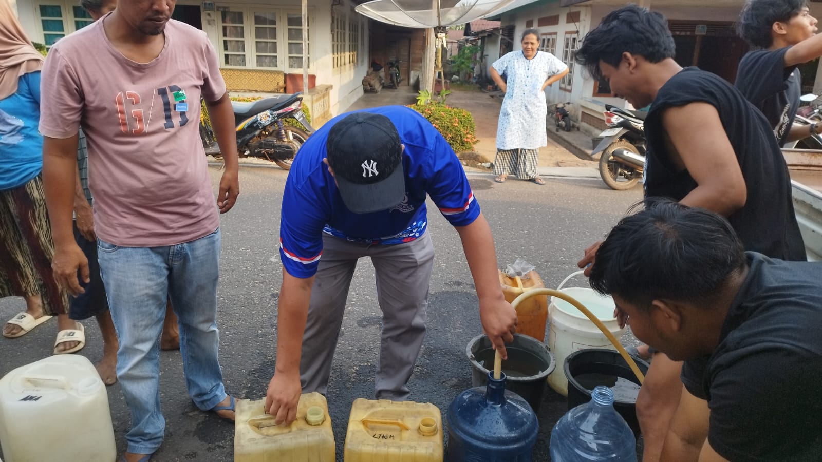 Kemarau Melanda, Anggota DPRD Bangka Selatan Suwandi Distribusikan 50.000 Liter Air Bersih ke Warga
