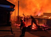 *Berpacu dengan Waktu di Tengah Kobaran Api, Aksi Cepat Petugas PLN Amankan Jaringan Listrik Tuai Apresiasi*