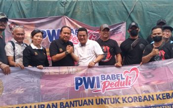 Tiba di Posko Pengungsian, Bantuan PWI Babel untuk Korban Kebakaran Disambut Bupati Basel