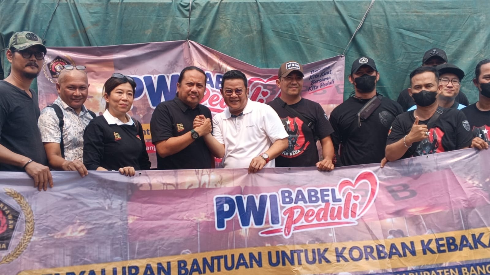Tiba di Posko Pengungsian, Bantuan PWI Babel untuk Korban Kebakaran Disambut Bupati Basel