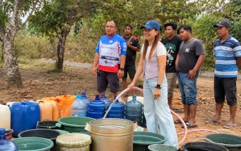 Konsisten Bantu Warga Saat Kemarau, Suwandi dan Yovita Kembali Salurkan 6.000 Liter Air Bersih di Dusun Parit 5