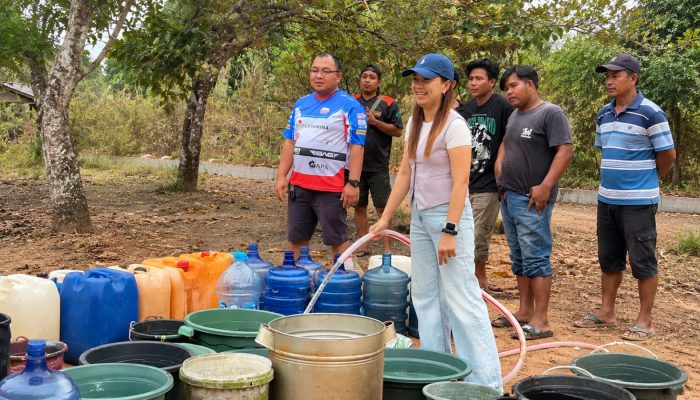 Konsisten Bantu Warga Saat Kemarau, Suwandi dan Yovita Kembali Salurkan 6.000 Liter Air Bersih di Dusun Parit 5