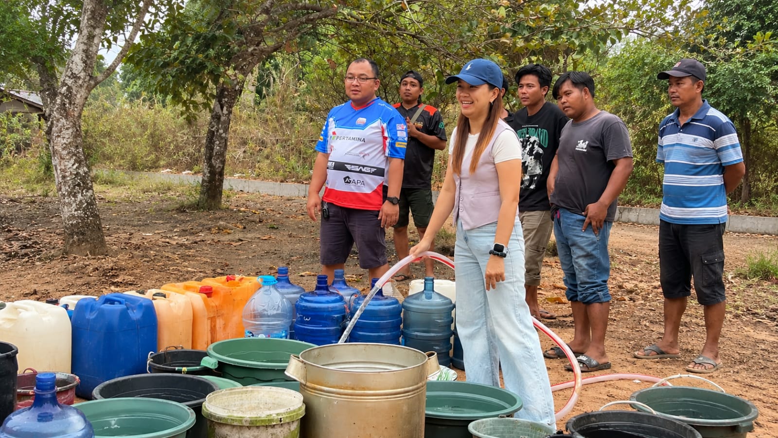 Konsisten Bantu Warga Saat Kemarau, Suwandi dan Yovita Kembali Salurkan 6.000 Liter Air Bersih di Dusun Parit 5