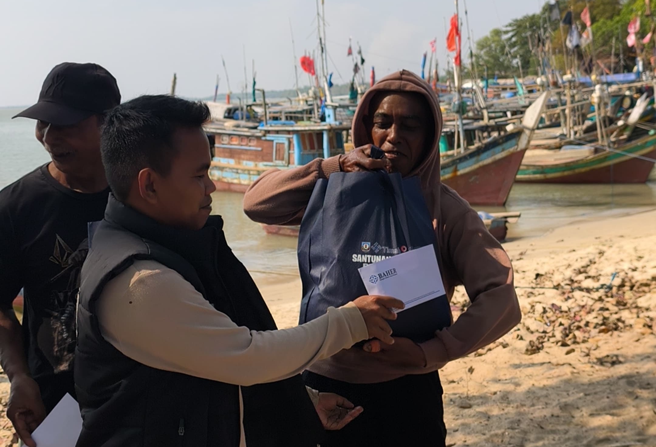 Tim BAHER dan PT Timah Kembali Salurkan Sembako dan Santunan untuk Nelayan Pinggir