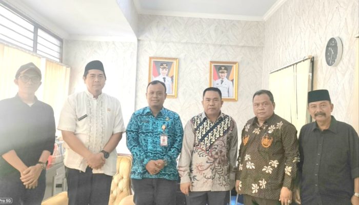 Foto Bupati Serang Diduga Dicatut dan Diedit, Kuasa Hukum Kades Bojonegara Buka Suara Mendatangi Kabag Hukum Bupati : Ini Harus Diluruskan
