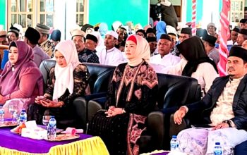 Hadiri Maulid Nabi di Desa Tiram, Wabup Debby Dorong Generasi Muda Cinta Al-Qur’an