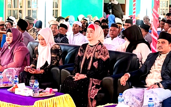 Hadiri Maulid Nabi di Desa Tiram, Wabup Debby Dorong Generasi Muda Cinta Al-Qur’an