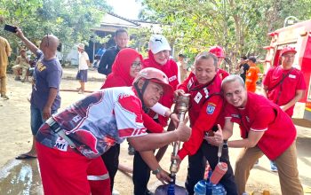 Wabup Debby Bersama PMI Bangka Selatan Salurkan 5.000 Liter Air Bersih untuk Warga Teladan