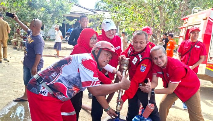 Wabup Debby Bersama PMI Bangka Selatan Salurkan 5.000 Liter Air Bersih untuk Warga Teladan