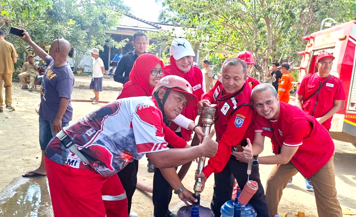 Wabup Debby Bersama PMI Bangka Selatan Salurkan 5.000 Liter Air Bersih untuk Warga Teladan