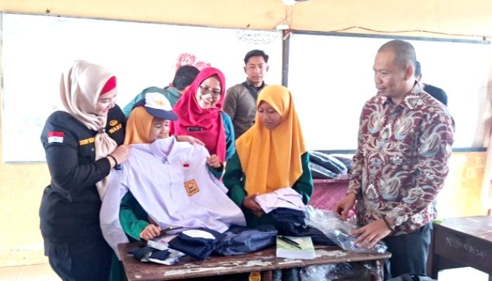 Pemkab Bangka Selatan Salurkan 304 Paket Perlengkapan Sekolah Gratis di SMPN 1 Toboali
