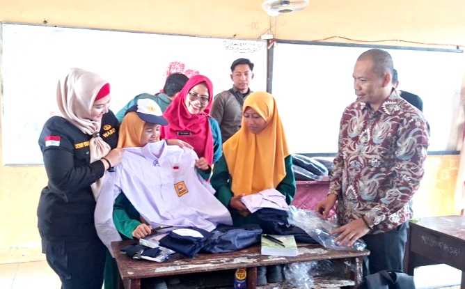 Pemkab Bangka Selatan Salurkan 304 Paket Perlengkapan Sekolah Gratis di SMPN 1 Toboali