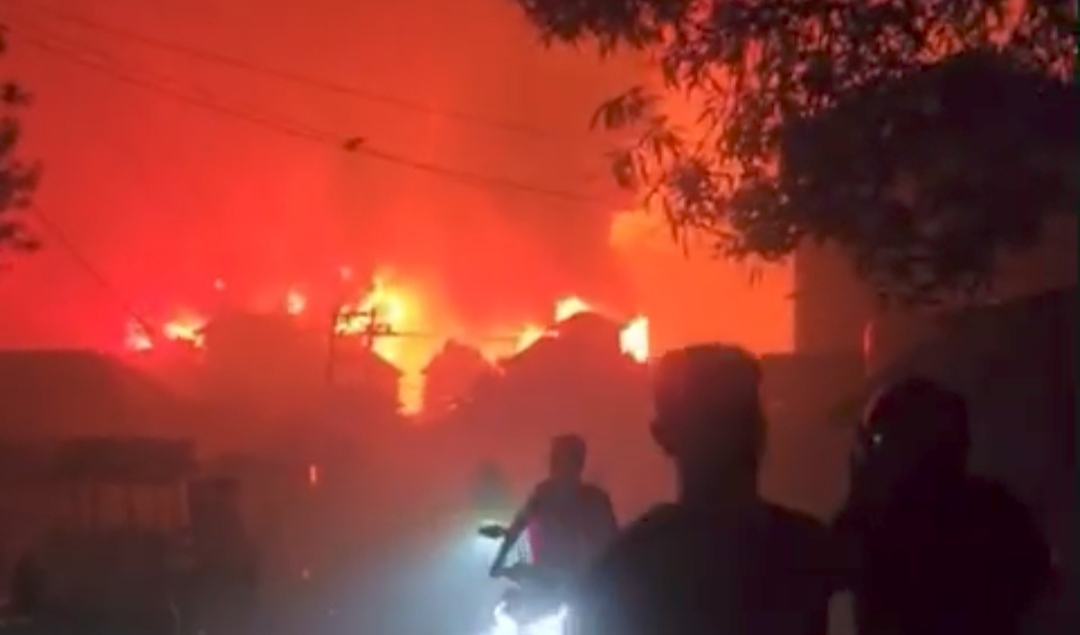 Kebakaran Besar Melanda Dusun Serdang Jelutung II, Lebih dari 100 Rumah Diperkirakan Hangus Terbakar