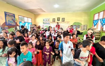 Di Tengah Duka Kebakaran Dusun Serdang, Bunda Debby Berusaha Kembalikan Senyum Anak-anak