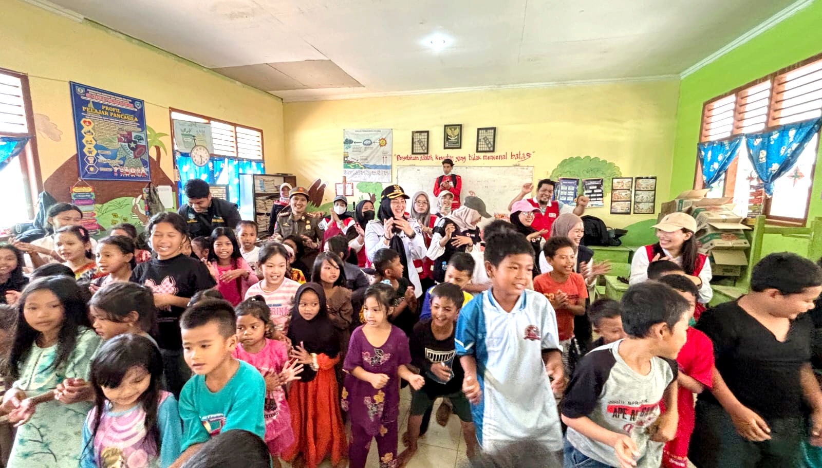 Di Tengah Duka Kebakaran Dusun Serdang, Bunda Debby Berusaha Kembalikan Senyum Anak-anak