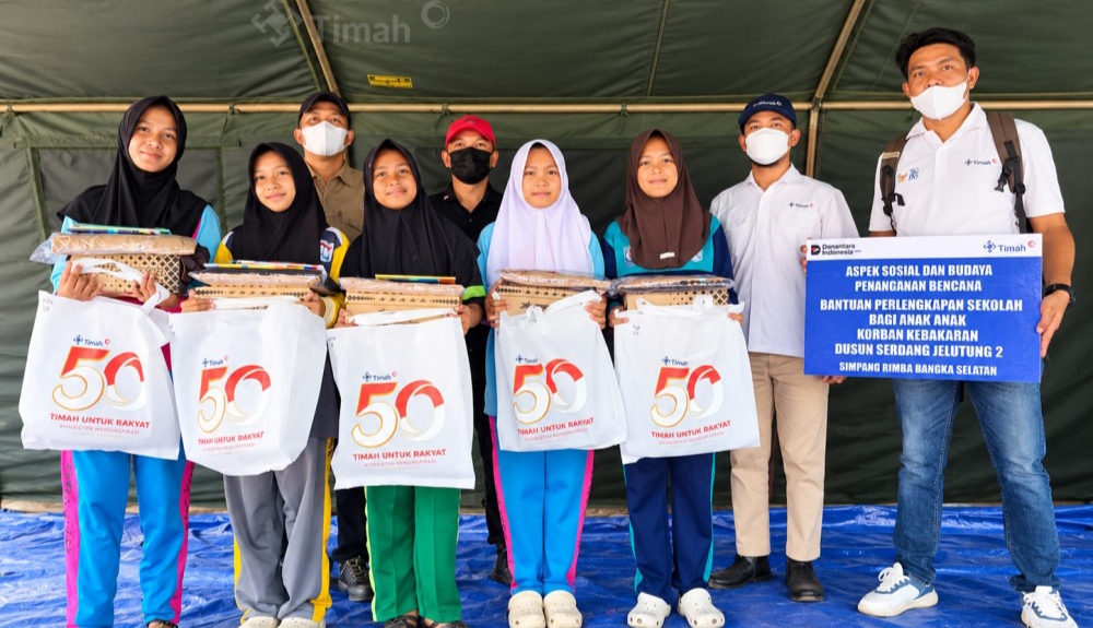 PT Timah Salurkan 210 Paket Perlengkapan Sekolah untuk Anak Korban Kebakaran Dusun Serdang