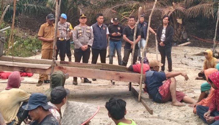 Polisi Datangi Penambang Timah Ilegal di Sungai Desa Permis, Minta Aktivitas Dihentikan