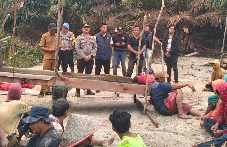 Polisi Datangi Penambang Timah Ilegal di Sungai Desa Permis, Minta Aktivitas Dihentikan