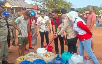 Kemarau Panjang, Pemkab Bangka Selatan Bagikan 13 Ribu Liter Air Bersih
