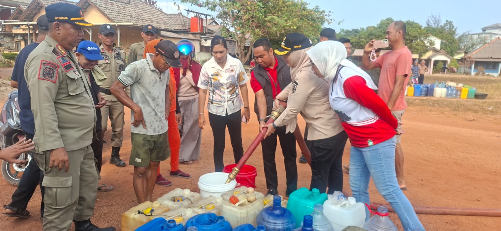 Kemarau Panjang, Pemkab Bangka Selatan Bagikan 13 Ribu Liter Air Bersih